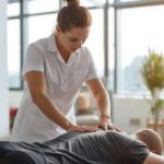 Ostéopathe en train de soigner un patient dans un cabinet moderne en Suisse